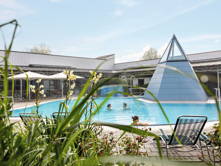 An einem Pool in der Rottal Therme steht eine dekorative Pyramide.
