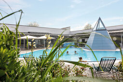 An einem Pool in der Rottal Therme steht eine dekorative Pyramide.
